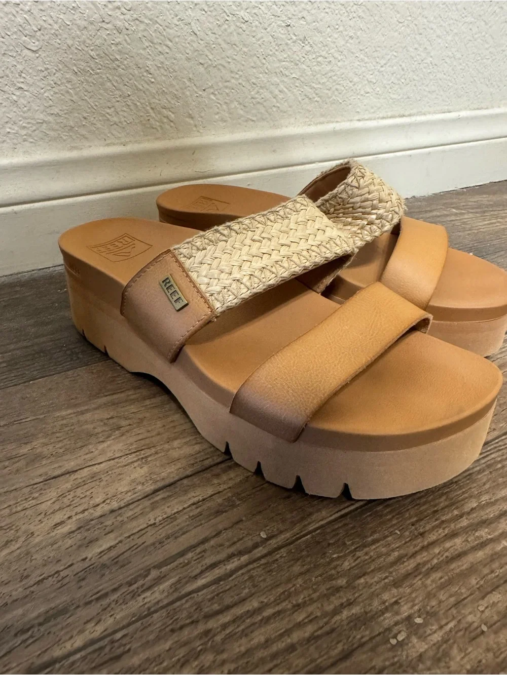 Reef Cushion Vista Higher Platform Sandal in Natural Raffia. Sz 8. Worn once. - Picture 2 of 12
